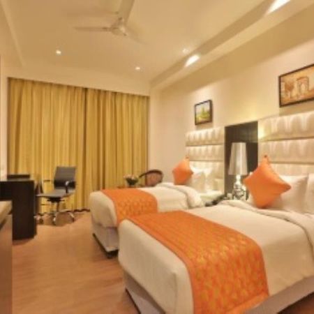 Una Smart Mandarin Panchkula Exterior photo